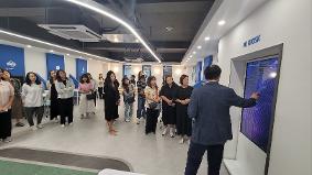 한가람초등학교 학부모회, '디지털시대 가족 소통' 연수 성료... 개관 앞둔 AI 미래교실 참관으로 미래 교육 이해 높여